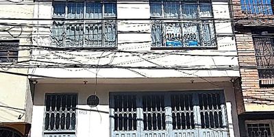 La casa cuenta con 198 M2, casa de 4 pisos, 5 habitaciones, 5 baños, sala, comedor, cocina integral a gas, terraza, 5 parqueaderos o bodega

La casa se encuentra cerca de vías principales como la Av Agoberto mejía, av bosa, calle 56 sur, av ciudad de Cali. cerca del inmueble hay supermercados, tiendas de barrio, iglesias, colegios. además, cuenta con buenas rutas de transporte público SITP, Transmilenio y alimentadores de Transmilenio.