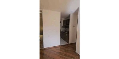 ?Se vende apartamento (cuarto piso), ubicado en el conjunto residencial Entre Bosques IV, al sur de La Calera, a 8.5 km del peaje Los Patios y cruzando el río Teusacá, cerca al Embalse de San Rafael, el Parque Nacional Natural Chingaza y a opciones de turismo rural como el Glamping Entre Bosques. ? Entorno ecosostenible: el conjunto está rodeado de escenarios naturales como el Embalse de San Rafael, el Parque Nacional Natural Chingaza y espacios de turismo alternativo como el Glamping Entre Bosques, perfectos para realizar caminatas, rutas de bicicleta, avistamiento de aves o simplemente disfrutar de la tranquilidad y el contacto con la naturaleza. Estos entornos invitan a un estilo de vida saludable, sostenible y en armonía con el ambiente.

Consta de 50 m² construidos, distribuidos en tres habitaciones con clóset, dos baños con divisiones en vidrio, sala comedor, cocina integral y zona de ropas con calentador a gas.

El conjunto cuenta con parqueaderos comunales, parque infantil, salón social y seguridad 24/7.

✅Valor: $250.000.000 negociables.?Informes: 3134462471

 