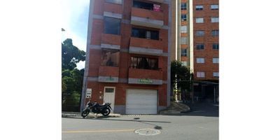 ? ¡Arrienda este amplio apartamento en Envigado, Antioquia! ?

Ubicado en uno de los barrios más exclusivos de Envigado, este apartamento es ideal para quienes buscan comodidad, una ubicación privilegiada y un entorno tranquilo.

? Área privada: 106 m²
? Ubicado en el 4° piso (sin ascensor)

✅ Distribución:


 
 3 alcobas, todas con clóset
 
 
 2 baños (incluye sanitario auxiliar y baño en la habitación principal)
 
 
 Sala y comedor auxiliar
 
 
 Cocina integral con estufa de piso
 
 
 Biblioteca o estudio
 
 
 Patio
 
 
 Calentador de agua
 
 
 Pisos en cerámica
 


? Entorno y ubicación:

¡Imagina vivir en uno de los sectores más deseados y tranquilos de Envigado! Este apartamento te ofrece la combinación perfecta de paz y conveniencia, ubicado estratégicamente en una zona que lo tiene todo.

Al vivir en el OASIS  estarás rodeado de un ambiente residencial y seguro, ideal para quienes buscan un escape del bullicio sin sacrificar la cercanía a todo lo que necesitas. A solo unos pasos, encontrarás una gran variedad de supermercados, tiendas locales, y espacios verdes para relajarte, como parques y zonas comunes.

Disfruta de la vida envigadeña en su máxima expresión, con la posibilidad de llegar caminando a lugares emblemáticos y con acceso rápido a las principales vías de transporte. La movilidad es una de sus mayores ventajas, ya que estarás a pocos minutos del centro de Envigado, de la estación del Metro y de importantes centros comerciales como el C.C. Mayorca y el Éxito, haciendo que cada diligencia o salida sea fácil y rápida.

Este no es solo un apartamento, es una oportunidad para disfrutar de un estilo de vida más cómodo y conectado. ¡Agenda una visita y descubre por qué esta podría ser la dirección de tu próximo hogar!

Por supuesto. Además de la excelente ubicación, el apartamento cuenta con una muy buena conectividad de transporte público. Aquí tienes las opciones más relevantes que pasan por