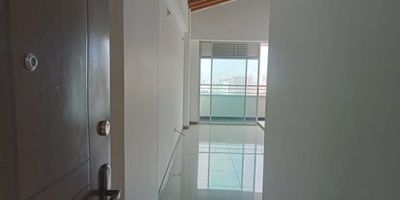 Arriendo apartamento piso 24 muy iluminado con vista panorámica, a media cuadra del Parque Principal de Sabaneta, 2 alcobas, 2 baños, salón comedor, cocina integral, balcón, piso en porcelanato, parqueadero cubierto.