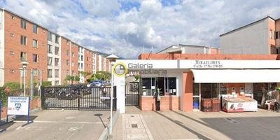 Apartamento en Arriendo en Piedecuesta - Barro Blanco, cuenta con 3 alcobas, 2 baños, sala comedor, cocina tradicional y zona de ropas. Adicionalmente, la Copropiedad dispone de amenidades como: parqueadero comunal, piscina para niños y adultos, gimnasio al aire libre, parque infantil, salón social, cancha de baloncesto y vigilancia las 24 horas del día.