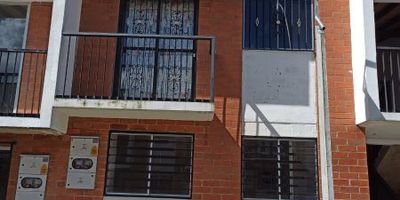 Casa en venta – El Carmen de ViboralEn la urbanización Brisas del Campo, segundo piso con excelente iluminación natural. Cuenta con 64 m² distribuidos en:Tres alcobas con clósetUn baño funcionalSala-comedor de buen espacioPatio de ropas independienteBalcón con vista despejadaRed de gas instaladaValor: $255.000.000