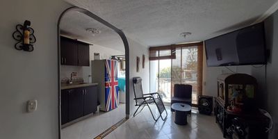 Apartamento en venta – Último piso, sector residencial de alta valorización

Ubicado en un barrio tranquilo y con excelente proyección de valorización, este apartamento en piso 611 se destaca por su altura, privacidad y vista despejada.

Con un área de 66 m² (sin incluir parqueadero), ofrece una distribución funcional y cómoda:
2 habitaciones bien iluminadas
2 baños
Sala – comedor con buena ventilación
Cocina integral
Parqueadero privado

El edificio dispone de amenidades:

Ascensor
Gimnasio
Piscina
Sauna
Juegos infantiles

 Administración: $350.000
 Predial apartamento: $958.000
 Predial parqueadero: $91.000

 Precio de venta: $360.000.000 (negociables)