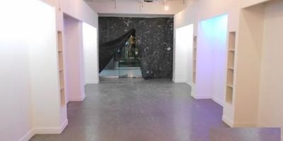 Arriendo Medellin Local Centro, en centro comercial, primer piso, estrato comercial, con un área de 55m2, piso baldosa común, 1 baño, aire acondicionado, espacio completamente abierto, fachada en vitrina, muy buena iluminación natural, altura libre de 3mts.
Buen Transporte Publico.
Vigilancia 24 horas, estrato comercial, cerca de entrada de sucre.

Canon mas iva  mas administración 3.561.947.