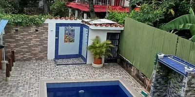 Hermosa finca campestre en Tablones – Palmira

Se vende espectacular finca ubicada en Tablones, Palmira. La propiedad cuenta con una amplia casa de dos pisos y excelentes espacios para disfrutar en familia.

Distribución de la vivienda:

Primer piso: 4 habitaciones, sala, espacio para comedor, cocina integral, un baño y bar.

Segundo piso: 3 habitaciones, un baño, balcón con vista a la piscina y cuarto de herramientas.

Área exterior y comodidades:

Piscina grande con cascada de agua.

Parqueadero para 3 vehículos.

Árboles frutales.

Puerta de seguridad.

La finca combina comodidad, naturaleza y recreación, en un entorno tranquilo y agradabl