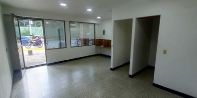 Arriendo Medellin Local Carlos E Restrepo, en centro comercial, con acceso directo a la calle, con u área de 40 m2, espacio abierto, puerta persiana, reja y ventana polarizada, piso en baldosa común,
Admón. incluida, no iva