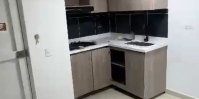 Apartamento en venta en Robledo En el sector de las lunas, en unidad cerrada con portería las 24 horas, salón social, piscina, zonas infantiles, zonas verdes, parqueadero de visitantes.
Apartamento ubicado en piso alto, con área de 48 m2, cuenta con 3 habitaciones, 1 baño, sala comedor, balcón, cocina integral, parqueaderos comunes.
