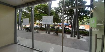 Arriendo Local Comercial cerca al Estadio Romelio Martínez
Se arrienda local de 13 m², ideal para tu negocio. Su estratégica ubicación en zona de alto flujo peatonal y vehicular lo convierte en una gran oportunidad para dar visibilidad a tu marca.
Excelente punto comercial
13 m² bien distribuidos
Listo para adecuar según tu necesidad
Contáctanos para más información al 321 8521992...