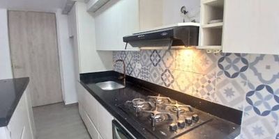 Excelente apartamento para estrenar en la estrella el apartamento cuenta con 55 metros aproximadamente tiene 3 habitaciones 2 baños sala comedor balcón y cocina integral. A una cuadra pasa la ruta Integrada al metro y se encuentra dos cuadras del parque recreativo de Comfama la estrella.