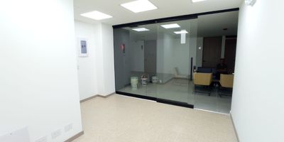 Consultorio en arriendo en centro comercial con fácil acceso a gran variedad de servicios complementarios cerca a estacion del metro y rutas de transporte público. Cuenta con piso en baldosa, 2 espacios, baño privado, cocineta, cableado de red, techo cielo raso, aire acondicionado central, parqueadero cubierto . El edificio cuenta con área de recepción, ascensor, baños comunales, bahia de parqueo, parking visitantes sin costo, vigilancia y portería 24 horas, citofonía y circuito cerrado de tv.  inmuebles sujetos a verificacion de disponibilidad
