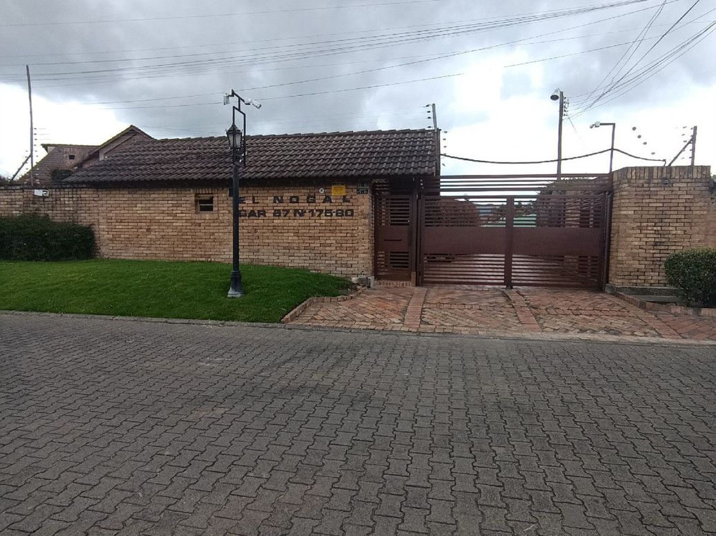Casa de 4 alcobas en venta en San José De Bavaria, Bogotá, 400 m² · foto 3 de 20