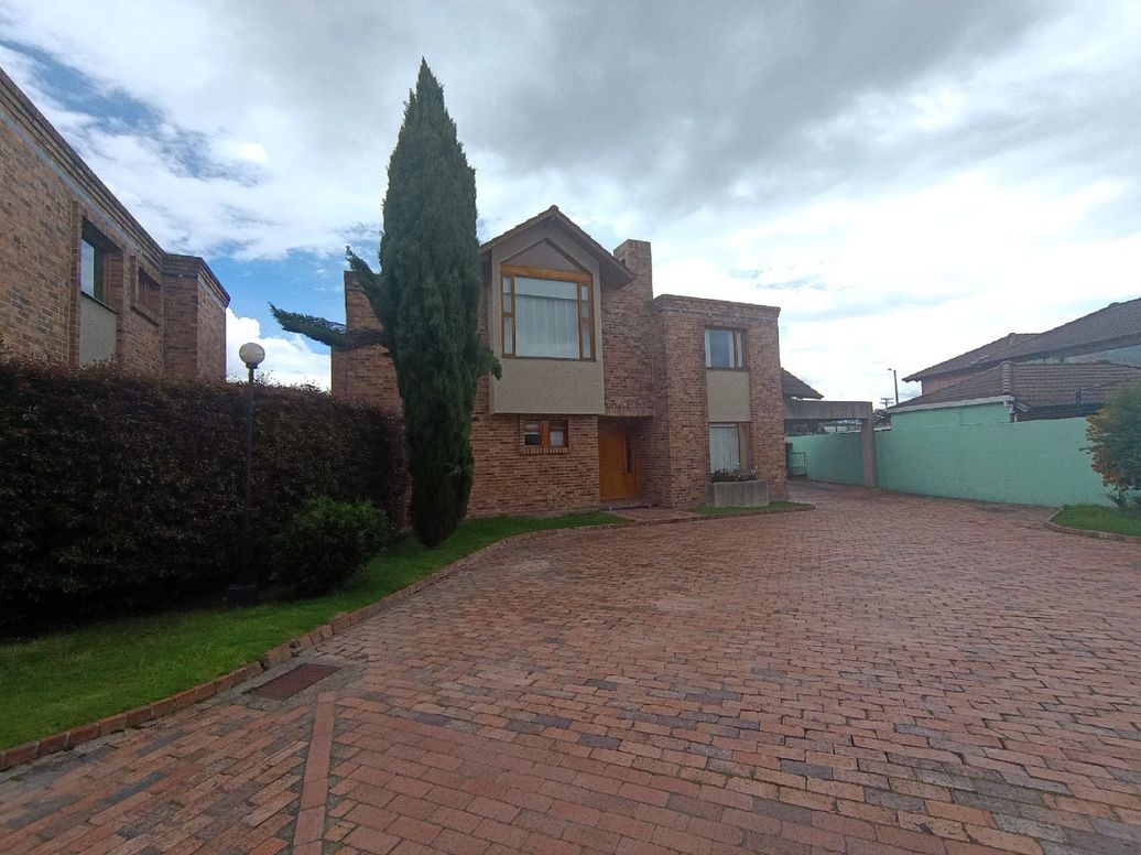 Casa de 4 alcobas en venta en San José De Bavaria, Bogotá, 400 m² · foto 2 de 20