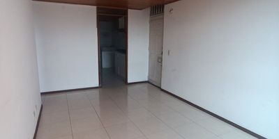 San Fason, ubicadisimo, cerca a todo, con excelente transporte público y comercio, a pocas cuadras de La Plaza de mercado de Paloquemao, CC Mallplaza, a unos minutos del centro de la ciuada. Descubre este encantador apartamento con 3 habitaciones y 2 baños, ubicado en una zona privilegiada. Con 58.4 metros cuadrados, este espacio ofrece comodidad y funcionalidad para tu día a día.