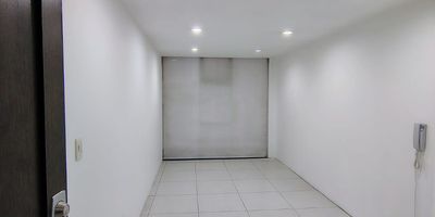 En Julio Herrera Inmobiliaria te presentamos esta oportunidad, consultorio ubicado en Lago Gaitán cuenta con 13.46 mts en un 5to piso con excelente iluminación, cuenta con parqueadero cubierto de uso exclusivo. El edificio cuenta con vigilancia 24 7, ascensor, terraza y baños de uso común. Su ubicación es ideal para un alto trafico de clientes potenciales siendo una zona comercial cerca a centros comerciales, centros de tecnología, zonas bancarias y zonas de interés. Vías de fácil acceso como lo son calle 82, calle 85, carrera 15 y autopista norte, cerca a la estación de Transmilenio. Valor venta.  140.000.000