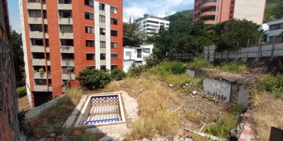 Lote en venta - Barrio Santa Mónica, Cali.
Lote esquinero de 650 metros cuadrados, ubicado en el exclusivo barrio Santa Mónica de Cali. Con una localización privilegiada, cuenta con excelentes vías de acceso, lo cual facilita la movilidad y la conexión con diferentes puntos de la ciudad.
Este terreno ofrece amplias posibilidades de desarrollo, ya sea para la construcción de tu vivienda o para llevar a cabo un proyecto inmobiliario con alta valorización. Con una topografía ideal y servicios básicos disponibles, se convierte en una opción estratégica de inversión.
Contáctanos para más información.