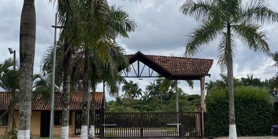 Te presentamos este exclusivo lote de 892,79 m², ubicado a tan solo 10 minutos del centro de la ciudad, en un entorno tranquilo, seguro y rodeado de naturaleza.
Este terreno ofrece más que solo espacio: cuenta con acueducto propio, lo que garantiza abastecimiento constante de agua. Además, dispone de una planta de tratamiento de agua potable, asegurando calidad y bienestar para tu familia.
Como parte de un conjunto cerrado, el lote disfruta de acceso a una piscina para adultos y niños, cancha y portería con seguridad 24 horas, brindando tranquilidad y protección todos los días. Una excelente opción para construir tu hogar soñado.