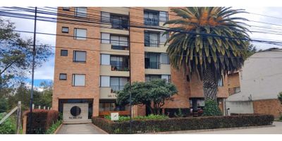 Apartamento en arriendo Chía 72 m2 En a campincito 3 habitciones 3 baños 1 parqueadero  exterior, ubicado en 4 piso. Consta de 3 alcobas, 2 baños completos más uno social, sala y comedor con balcón, estudio/sala de tv (este espacio cuenta con mueble para tv a medida), cocina abierta, zona de lavanderia. Tiene depósito y parqueadero doble cubierto. Incluye blackout y cortinas en todas las habitaciones, también calentador de espacio y cortinas eléctricas en la sala. La puerta de entrada es de seguridad.

El edificio cuenta con Salón comunal, parque infantíl, zona de bbq. Está cerca del centro y cuenta con comercio y colegios cercanos. *CANON NO INCLUYE ADMÓN* No. 9414237

 
