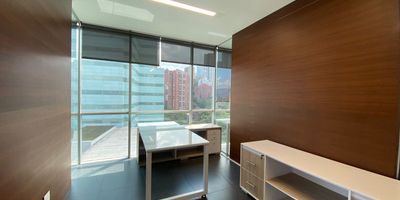 Oficina en venta en edificio empresarial el cual cuenta con muy buena ubicacion, sector muy central, con fácil acceso desde la Av principal, rutas de transporte publico, cerca a centros comerciales, restaurantes, hoteles, almacenes de cadena y gran variedad de servicios complementarios de la zona.  Piso en porcelanato, 4 espacios, 1 baño, cocineta, cableado de red, techo cielo raso, aire acondicionado central y parqueaderos cubiertos  Conjunto cerrado con ascensor, bahía de parqueo, auditorio, baños comunales y planta electrica , gilancia y portería 24 horas, circtuito cerrado de Tv, inmuebles sujetos a verificacion de disponibilidad