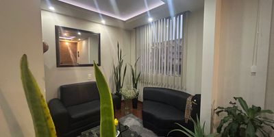 Codigo 19110. Vendo acogedor apartamento en Tocancipá, Conjunto Caminos de Sie 3, con un área de 54,96 m² más balcón de 1,71 m². Ubicado en el segundo piso, ofrece una agradable vista exterior hacia la calle y el parque comunal del sector. Consta de 2 alcobas, 2 baños, sala-comedor, cocina integral y zona de lavandería. Administración $133.000. Valor de venta: $190.000.000.