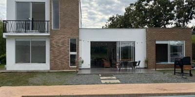 Casa Campestre Moderna – Viterbo, Caldas

Imagina despertar cada mañana rodeado de naturaleza, paz y un clima cálido que invita al descanso.
Esta espectacular casa campestre de tan solo 1 año de construcción, combina diseño moderno, amplitud y acabados de lujo, convirtiéndose en el lugar perfecto para tu hogar familiar o tu segunda vivienda de descanso.

6 habitaciones amplias
Estudio y espacios sociales luminosos
Piscina privada con vista verde única
Lote generoso para sembrar árboles frutales
Excelentes acabados modernos
Conjunto cerrado a solo 5 minutos del casco urbano de Viterbo

Disfruta de la tranquilidad, el silencio y el paisaje verde que solo el Eje Cafetero puede ofrecer.
Un espacio pensado para compartir con tu familia, descansar o vivir rodeado de confort y naturaleza.

Precio de oportunidad: El metro cuadrado más económico de la zona, considerando ubicación y acabados.

¡No dejes pasar esta oportunidad única! Agenda tu cita hoy mismo y enamórate de la casa de tus sueños en Viterbo, Caldas.
