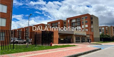 DALA Inmobiliaria vende hermoso apartamento en cuarto piso en Chía, en conjunto cerrado,  consta de: cocina abierta tipo americano, zona de lavandería, sala y comedor,  estudio, una habitación auxiliar con closet,  habitación principal con walking closet y baño privado, un baño auxiliar completo,  parqueadero en descubierto, zonas sociales en desarrollo: parque infantil, gimnasio biosaludable, coworking, media cancha múltiple, sendero de trote, teppanyaki, terraza BBQ, zona de pingpong, zona de mascotas, bicicleteros, minimarket, zona de yoga, salón social, ascensor, cerca de vía principal y transporte público, centros comerciales, colegios y universidades vigilancia 24 horas, 

No dejes pasar esta oportunidad, Contáctanos ahora mismo y descubre cómo este apartamento puede ser tu nuevo hogar dulce hogar.  Si estás buscando inmobiliarias en Chía, somos tu mejor opción. También manejamos Bienes Inmuebles en Cajicá y Cota. Cod. 1920 S
