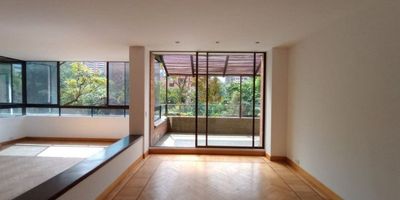 En el corazón de El Poblado, Medellín, te espera este espectacular apartamento en venta. Con tres habitaciones y ubicado en el segundo piso, permite disfrutar de una vista inigualable de la ciudad y las montañas. La cocina integral abierta invita a compartir momentos inolvidables mientras el aire acondicionado garantiza el confort en todo momento.

El apartamento ofrece espacios ideales para el entretenimiento como la sala de TV, el family room y una amplia terraza perfecta para relajarse. Para mayor comodidad, cuenta con cuarto y baño de servicio, además de una zona de lavandería. La seguridad es prioritaria con vigilancia 24 horas, y dos parqueaderos individuales y un depósito personal completan este conjunto de beneficios.

Vivir aquí es disfrutar de lujo y comodidad cada día. No pierdas esta oportunidad. Pide tu visita ya!