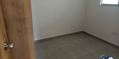 Apartamento en arriendo en La Estrella, barrio Suramérica, Antioquia. Este inmueble para estrenar se ubica en un tercer piso y ofrece 85 m² con 3 habitaciones y 2 baños. Cuenta con vigilancia, ideal para su tranquilidad. Está en estrato 3, no incluye parqueadero y es sin ascensor. Su ubicación en Suramérica es conveniente para el día a día. Canon de arriendo: $2,500,000. Si desea más información sobre este apartamento en La Estrella, contáctenos por WhatsApp, solicite que le contacten o vea los teléfonos disponibles.