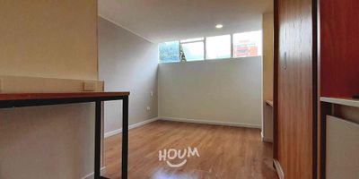 [ARR] ID HOUM: 158160

Entérate de todos los beneficios al arrendar con nosotros:
    • Asistencia e intermediación con el propietario
    • Firma tu contrato online
    • Arrienda sin burocracia, sin papeleos ni notarías

Departamento en arriendo, ubicado en el barrio La Porciúncula, con una superficie construida de 19.50 m² y superficie total de 19.50  m². 

Sus principales características son:

    • No amoblado
    • 1 dormitorio
    • 1 baño
    • No Admite mascotas
    • Año de construcción: 2025
            
Además, el inmueble cuenta con las siguientes amenidades:

    • Lavandería

Si arriendas con nosotros, te brindamos asesoría personalizada durante todo el proceso.

Requisitos para arrendar con nosotros:

    • Arrienda sin codeudor*, fácil, rápido y seguro
    • Demuestra un ingreso mensual neto de al menos 2.5 veces el valor del arriendo (los ingresos mensuales se pueden complementar por las personas que vivirán en este inmueble)
    • Completa tu información básica y mándanos tus extractos bancarios o documentos que demuestren tus ingresos
    • No debes tener reportes negativos en centrales de crédito
        

IMPORTANTE:

    • Te invitamos a agendar una visita a esta propiedad
    • Si tienes alguna duda por favor puedes solicitar más información desde los portales como también contactarte directamente con nosotros
    
Más que una inmobiliaria, somos Houm.
*Aplican T&C