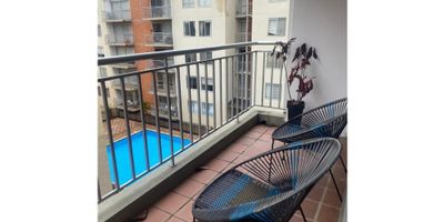 Vive en un hermoso y acogedor apartamento en la tranquila y hermosa ciudad de La Mesa, ubicado en Cundinamarca, Colombia. Con un área total de 63 M2, este apartamento es perfecto para aquellos que buscan un hogar cómodo y funcional.

Este hermoso apartamento cuenta con un área construida de 63 M2, distribuidos de manera inteligente para aprovechar al máximo cada espacio. Además, cuenta con una amplia área privada de 63 M2, brindándote la privacidad y comodidad que necesitas en tu hogar.

Sus 2 alcobas son ideales para familias pequeñas o parejas que buscan un espacio adicional para su trabajo o hobbies. Además, con 2 baños completos, nunca tendrás que preocuparte por esperar para tomar una ducha o un tiempo de espera para utilizar el baño.

Este apartamento también cuenta con un garaje privado, para que puedas estacionar tu vehículo de manera segura y cómoda. Y si tienes mascotas, ¡no te preocupes! Este apartamento admite mascotas, por lo que tus peludos amigos también podrán disfrutar de tu nuevo hogar.

Disfruta del aire fresco y la vista panorámica desde su cómodo y amplio balcón, ideal para tomar un café en las mañanas o relajarte después de un día largo de trabajo. O si prefieres, puedes disfrutar de una cena en la barra estilo americano, integrada a la moderna y funcional cocina integral.

Este apartamento cuenta con todas las comodidades que necesitas para una vida tranquila y moderna, incluyendo un calentador, armarios empotrados y zona de lavandería.

Ubicado en un sector privilegiado, este apartamento está en una urbanización cerrada con vigilancia las 24 horas y acceso pavimentado. Además, cuenta con amenidades como piscina, áreas sociales, salón comunal y parqueadero para visitantes, ideal para recibir a tus seres queridos.

Su ubicación sobre vía principal y cercano al transporte público, te permitirá tener acceso fácil y rápido a las zonas urbanas cercanas y centros comerciales, para que puedas hacer tus compras y a