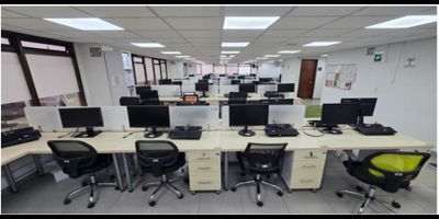 Oficina ubicada en edificio empresarial de alto nivel, con acabados modernos y excelente iluminación natural. Totalmente amoblada y lista para ocupar, ideal para empresas que buscan eficiencia y prestigio en su lugar de trabajo.

Características del inmueble:


 
 Área total: 250 m²
 
 
 Capacidad instalada para 65 puestos de trabajo en área abierta
 
 
 Oficina cerrada con 4 puestos en L
 
 
 Oficina cerrada administrativa con puesto en L
 
 
 Sala de juntas con capacidad para 8 personas
 
 
 Cuarto técnico con cableado estructurado categoría 6
 
 
 Cocineta equipada
 
 
 Espacio cerrado para depósito y/o archivo
 
 
 4 baños internos, con complementos: 2 orinales y 2 lavamanos
 
 
 Acabados de pisos en porcelanato y cielo raso moderno
 
 
 Iluminación LED
 
 
 Vista 360°
 


Beneficios del edificio:


 
 Seguridad 24/7
 
 
 Circuito cerrado de televisión (CCTV)
 
 
 Control de acceso con torniquetes y biometría facial
 
 
 3 ascensores nuevos de última generación
 
 
 Terraza dotada con mesas y sillas para uso de los colaboradores
 

