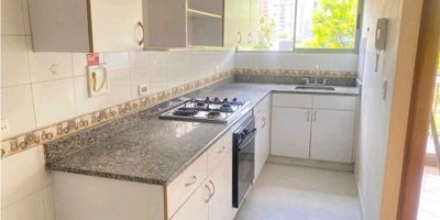 Apartamento para la renta en envigado,  ubicado un piso 7, cuenta con 78m², 3 habitaciones, 2 baños, Sala-comedor, Cocina cerrada, Balcón amplio, Zona de lavandería, Iluminación natural, Parqueadero, cuarto útil, 2 piscinas abiertas,, parques infantiles, salón social, salón de juegos, zonas verdes para mascotas, cerca a supermercados, iglesias, cerca a colegios, transporte público cercano un lugar muy agradable y tranquilo.