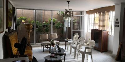 Descubre la elegancia y comodidad en este exclusivo APARTAMENTO en Arriendo/Venta. Con 4 habitaciones y 4 baños, este espacioso inmueble de 256 metros cuadrados ofrece un ambiente de lujo y confort. Además, cuenta con 2 parqueaderos para tu conveniencia. Disfruta de amplios espacios y acabados de alta calidad. Ubicado en una zona privilegiada, con fácil acceso a servicios y comercios. ¡No pierdas la oportunidad de vivir en este lugar único! Contáctanos para más información.