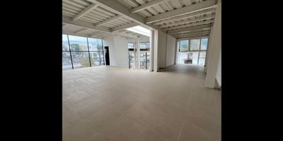 Edificio de 5 niveles con un área total de 300 m², ubicado en un sector exclusivo en la ciudad de Villavicencio. Excelente opción para instituciones de salud y/o empresas que requieran espacios amplios, modernos y funcionales. 

Características del inmueble:


 
 Área total: 300 m²
 
 
 5 niveles con distribución eficiente
 
 
 Batería de baños en cada piso
 
 
 Cocineta
 
 
 Área de recepción en el primer nivel
 
 
 Elevador
 


Espacio versátil y bien ubicado, con características ideales para uso institucional o corporativo.

Canon de arrendamiento: $23.000.000 + IVA
