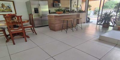 Codigo 28223. ? Casa en venta ubicada en Rionegro sector La Macarena? Características:• 3 Habitaciones (principal con vestier, balcón y baño privado)• 4 Baños completos• Sala y comedor independientes • Estudio/biblioteca • Estar de alcobas• Cocina abierta, integral con mesón en granito• Zona de ropas • Terraza • Patio• Balcón • Jardín privado• Parqueadero sencillo • Red de gas • Servicios públicos • Agua de nacimiento• 3 niveles• 178 m² lote – 130 m² construidos? Descripción:Vive la tranquilidad de una casa campestre en excelente estado, ubicada en la exclusiva unidad Aldea de la Macarena. Sus espacios amplios y bien distribuidos ofrecen comodidad y estilo, con acabados modernos como pisos en madera laminada y cerámica, cabinas de baño en vidrio templado y una cocina integral abierta con mesón en granito.La propiedad combina la seguridad de una urbanización cerrada con el privilegio de tener agua de nacimiento, zonas verdes y árboles frutales, perfecta para quienes desean un entorno natural sin alejarse de la ciudad.? Entorno:– Frente al Club La Macarena– A 5 minutos del parque de Rionegro– A 10 minutos de Marinilla y 15 del Carmen de Viboral y Guarne– Zona con supermercados, restaurantes, comercio y CAI de policía cercano? Zonas comunes:Portería 24 horas, salón social, parque infantil, amplias zonas verdes y parqueaderos de visitantes.? Precio de venta: $750.000.000Administración: $913.000Predial anual: $5.500.000? Nota:  Se aceptan mascotas.