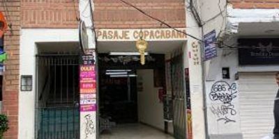 Local comercial ubicado en la Carrera 49 N°49-39 local 112 Pasaje Copacabana, Barrio Simón Bolívar. Cuenta con un área aproximada de 16 mtrs cuadrados en vidrio, tiene seguridad de monitoreo por Alarma, no tiene baño, se cobra $ 150.000 mas para los servicios públicos.&nbsp;Este local se encuentra bien ubicado cerca de entidades financieras, comercio activo, iglesia y restaurantes. Además, cuenta con excelente acceso a transporte público, incluyendo rutas veredales, urbanas, taxis y servicio metro, lo que lo convierte en un punto estratégico para cualquier tipo de negocio.