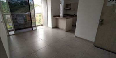 Codigo Wasi: 9416504

Predial anual:  $891.000
Adminstración:  $250.000

Vendo fantástico apartamento en urbanización cerrada con porteria 24 horas. Esta ubicado en Calasanz Parte Alta, el apartamento esta en un piso 17, con parqueadero cubierto y cuarto útil, cuenta con tres habitaciones con closets, la habitación principal cuenta con vestier, sala comedor integrada a un espectacular balcón con una impresionante vista, espacio de estudio, cocina integral tipo americana, zona de ropas,  el apartamento es bellísimo con 66 metros cuadrados, la urbanización tiene piscina, gimnasio, salon social, senderos ecológicos, entre otras zonas comunes donde disfrutas lindos momentos con tu familia o amigos, excelente rutas de transporte. Una oportunidad para tu mejor inversión. Asesor  Jefferson Alcaraz    301 536 65 55 
