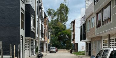 Excelente oportunidad de inversión en sector residencial de alta valorización. Casa de tres pisos, distribuida en 3 apartamentos totalmente independientes, cada uno con servicios públicos independientes (agua, energía y gas natural), tanque subterráneo de agua potable y entrada privada.
Cada apartamento ofrece: 2 habitaciones (principal con baño privado), baño auxiliar, sala-comedor, cocina abierta con gabinetes, zona de ropas independiente y tanque elevado de agua potable con cubierta.
Actualmente los tres apartamentos se encuentran rentando, lo que asegura ingresos inmediatos y convierte esta propiedad en una opción atractiva y segura para inversionistas.
Ubicada en Villa Alexandra, zona tranquila, con fácil acceso a comercios, transporte, Generando Renta