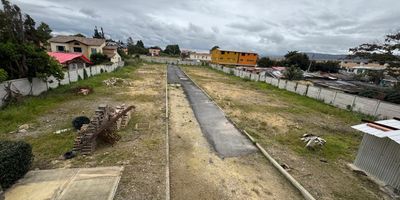 Codigo 19113. Exclusivo lote en Chía, vereda La Balsa, con licencia aprobada y vigente para desarrollar 14 casas de diseño contemporáneo. Área total de 3.071 m², terreno plano con drenaje francés y recebado, listo para construcción. Incluye casa modelo terminada de 114 m² con 2 parqueaderos, 3 habitaciones con balcón, 3 baños, sala, comedor, family room y zona verde privada con BBQ y jardín. Avances de obra destacados: cerramiento en muro de concreto prefabricado, filtro francés perimetral, redes eléctricas y pluviales instaladas, cajas de desagüe y pavimentado interno. Entorno residencial exclusivo, con alta valorización y excelente conectividad a Bogotá. Ideal para desarrolladores e inversionistas que buscan un proyecto de alta demanda y retorno atractivo en una de las zonas más cotizadas de Cundinamarca