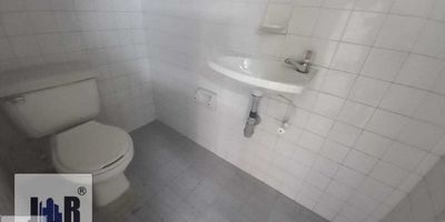 Oficina en arriendo en Envigado, barrio Bosques de Zúñiga, Antioquia. Ubicada en el primer piso de la Torre 2, esta oficina de 19 m² incluye un baño y es ideal para profesionales o pequeñas empresas. El inmueble cuenta con vigilancia para mayor seguridad. Su localización en Envigado ofrece fácil acceso a servicios y comercios. Con un canon de $1.700.000, representa una opción atractiva en la zona. Para más información o agendar una visita, contáctenos por WhatsApp o revise nuestros números de teléfono.