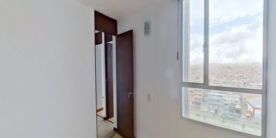 Venta apartamento remodelado 62 m2, piso 12, 3 habitaciones, 2 baños parqueadero propio. Ciudad Techo 2 es un sector residencial ubicado en la localidad de Kennedy, al suroccidente de Bogotá. Es una zona consolidada que cuenta con fácil acceso al TransMilenio y rutas de transporte público que conectan rápidamente con otras zonas de la ciudad. Cerca encontrarás: Centros comerciales como Multiplaza, Plaza de las Américas, y Tintal Plaza Supermercados (Éxito, Ara, D1) Colegios y jardines infantiles Zonas recreativas y parques Entidades bancarias y centros médicos Es una excelente opción para quienes buscan una buena relación entre precio, ubicación y servicios en una zona de alta demanda residencial.