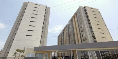 En Financar Inmobiliaria le presentamos esta excelente oportunidad de vivir en un apartamento amoblado que combina comodidad, funcionalidad y ubicación estratégica. Esta propiedad cuenta con una acogedora sala comedor ideal para disfrutar en familia o con amigos, una moderna cocina integral equipada para su conveniencia, y una distribución pensada para su bienestar. Dispone de dos alcobas confortables, una de ellas con baño interno, además de un baño social que complementa perfectamente los espacios. Ubicado en el lado sombra, garantiza frescura y tranquilidad durante todo el día. Con el respaldo y acompañamiento de nuestro servicio profesional, es muy fácil convertir este inmueble en su próximo hogar. En Financar Inmobiliaria hacemos realidad sus planes de vivienda con asesoría experta y atención personalizada