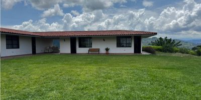 En La Fontana Soluciones Inmobiliarias te presentamos esta espectacular casa campestre ideal para quienes buscan tranquilidad y naturaleza. Consta de una casa principal con cuatro (4) alcobas, sala comedor, cocina sencilla, cinco (5) baños, pisos en cerámica y zona de ropas. Además, incluye una casa de agregado con dos (2) alcobas, sala, cocineta y un (1) baño. Como valor agregado, cuenta con un galpón para cien (100) gallinas, cuarenta (40) palos de aguacate y árboles frutales de papaya, guanábana, mandarina, piña y yuca, perfectos para disfrutar de un estilo de vida campestre con producción propia. 
 
Código inmo: 14922 Manizales, Caldas.
