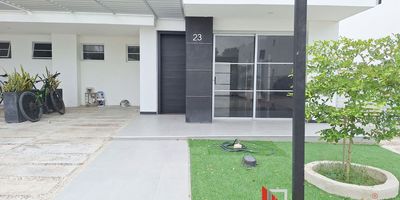 Casa de tres pisos ideal para familias numerosas que buscan amplitud, comodidad y tranquilidad. Esta propiedad exclusiva y privada cuenta con vigilancia las 24?horas, lo que brinda total seguridad y paz. En su interior encontrarás cuatro dormitorios espaciosos, cada uno con baño privado y walk-in closet, garantizando privacidad y organización para todos los miembros de la familia. La cocina es generosa y funcional, complementada por un patio amplio, un cuarto de servicio y una terraza perfecta para disfrute al aire libre y reuniones familiares. El conjunto residencial ofrece excelentes amenidades: piscina para relajarse y refrescarse, y salón social para eventos o celebraciones con vecinos o amigos. Además, está estratégicamente ubicado cerca de universidades, centros comerciales y una variada oferta gastronómica, lo que facilita el acceso a educación, compras y entretenimiento. Esta casa combina lo mejor del bienestar, la seguridad y la conectividad urbana para una vida familiar. Cod: 600