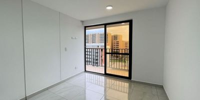 Amplio APARTAESTUDIO en venta , consta de:-2 Alcobas, una principal con baño privado y una alcoba pequeña auxiliar cabe cama sencilla. ?-2 baños ??-zona de ropas -cocina integral -sala comedor ?️-balcón -Parqueadero privado bajo techo para 1 vehículo ? Excelente ubicación!! El edificio permite rentas cortas. Una gran oportunidad de inversión! 