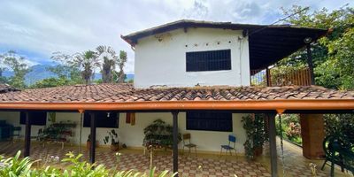 Finca disponible para venta en la vereda El Totumo, 19.072 m² de lote, 558 m² construidos. Casa principal de 2 pisos, cuenta con sala, comedor,  5 habitaciones, 4 baños, cocineta sencilla, zona de ropas, balcón, garaje, piscina, kiosco, cuarto de herramientas, pisos en cerámica. Casa auxiliar de 3 habitaciones, cocineta sencilla, baño y zona de ropas.
Fácil acceso a la oferta de servicio y comercio que ofrece el casco urbano, parquesrecreativos, parques Industriales, servicio de transporte público, compuesto porrutas de buses colectivos Inter veredales.