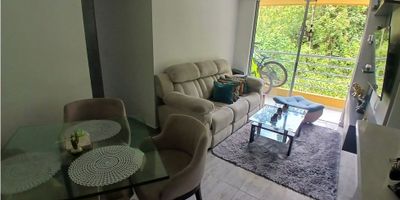 Apartamento para arriendo en Estambul, Manizales

Oportunidad para quienes buscan un apartamento acogedor con excelentes acabados en una ubicación estratégica. Ideal para parejas o personas solas que valoran la funcionalidad y un entorno residencial tranquilo.

Descripción de la propiedad

Este apartamento en el décimo piso cuenta con 50 m2, distribuidos en dos habitaciones y un baño. Los acabados son de alta calidad e incluyen clósets, calentador y cocina integral. Se entrega con repisas y adecuaciones para televisores y en la cocina. Disfrute de su balcón y las dobles ventanas que proporcionan buena iluminación.

Descripción del entorno y acceso

Ubicado en el sector de Estambul, este apartamento ofrece un entorno residencial con fácil acceso al transporte público. Se encuentra cerca de la zona urbana, facilitando la movilidad y el acceso a servicios esenciales. El edificio dispone de ascensor, parqueadero comunal y vigilancia las 24 horas.

Contáctanos

Para agendar una visita o recibir más información, por favor escríbenos a nuestro WhatsApp. Nuestro equipo de asesores de Castro Rosero Inmobiliaria está listo para atenderte y resolver todas tus inquietudes.


 
