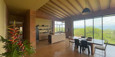 Casa Campestre en venta en Cerritos en unidad cerrada, cerca a rutas de transporte público y servicios complementarios de la zona. Cuenta con salacomedor, pisos en cerámica, nueve habitaciones con vestier, once baños, jacuzzi, cocina integral tipo americano en mesón de mármol, estufa, calentador a gas, área de servicio, zona de ropas, patio, jardín y antejardín. La unidad posee de doce parqueaderos descubiertos con cuarto útil, zonas verdes, piscina, circuito cerrado de tv, vigilancia y portería las 24 horas. Inmueble sujeto a verificación de disponibilidad.