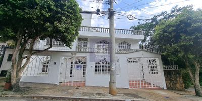 cod 4075 se arrienda casa en bucaramanga, 3 pisos, 6 alcobas, 4 con closet, alcoba principal con baño, sala comedor, cocina integral, 1 baño auxiliar, hall tv, hall estudio, balcon, terraza, zona bbq, instalacion lavadora, zona ropas, patio, techo en placa, piso en ceramica y marmol, verja, garaje