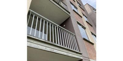 ✨ ¡Gran oportunidad en Rodeo Alto!
Arrienda desde el primer día: actualmente rentado en $1.750.000
? Unidad Parques de la Sierra – un lugar tranquilo, rodeado de naturaleza y con excelente ambiente familiar.

? Área: 53,55 m²
Este apartamento es perfecto para vivir o invertir, con espacios modernos y muy bien distribuidos:

✔️ 2 habitaciones amplias, ambas con clóset
✔️ 2 baños completos y en excelente estado
✔️ Cocina integral con red de gas natural
✔️ Sala–comedor con muy buena iluminación
✔️ Vista campestre y ambiente súper tranquilo

? La unidad es un paraíso natural y cuenta con todas las amenidades que buscas:
? Piscina
? Salón social
? Zona BBQ
⚽ Canchas deportivas
?? Zona infantil
? Parqueaderos comunes y de visitantes
?️ Vigilancia 24/7

Si buscas comodidad, inversión segura y un entorno campestre dentro de la ciudad, este apartamento lo tiene TODO.

¿Quieres más información o agendar visita? ¡Escríbeme! ??

 

 
