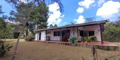 Finca disponible para arriendo en Rionegro, sector Sajonia, cuenta con un área total de 4500mts aprox, de los cuales son construidos 120mts, cuenta con 3 habitaciones, 2 baños, cocina integral, sala comedor, cuenta con una amplia zona verdes y parqueadero. Sector tranquilo y de fácil acceso.